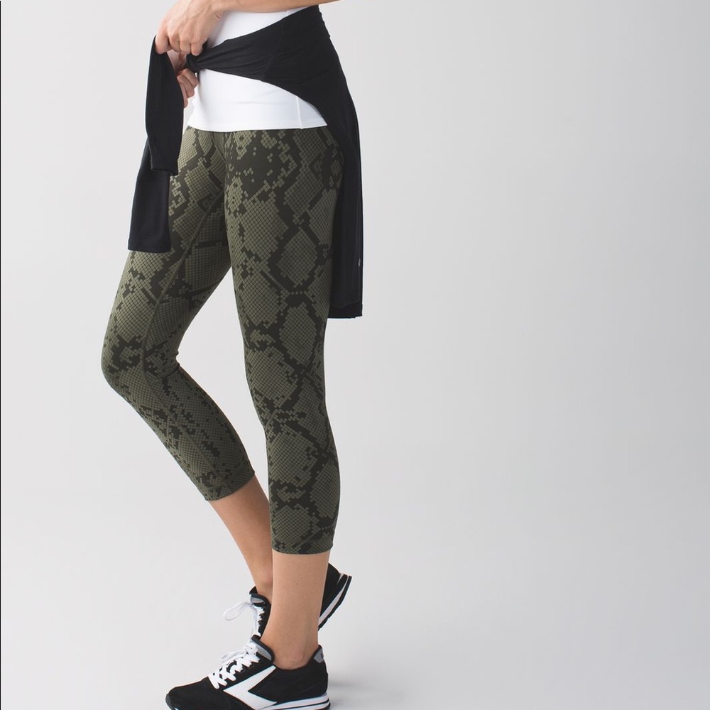 Lululemon Wunder Under Crop III *Full-On Luon in Ziggy Snake Green Gator Size 2